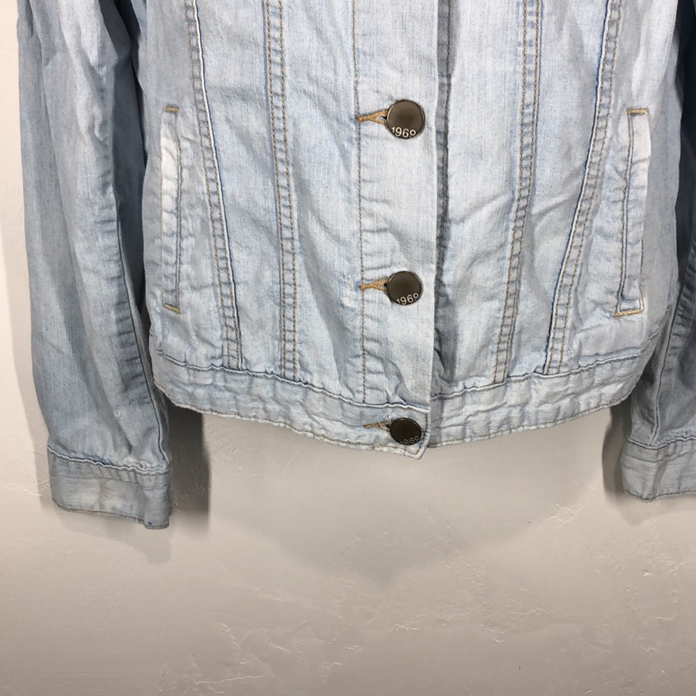 Gap Lightweight Denim Jacket Size Medium - image 3